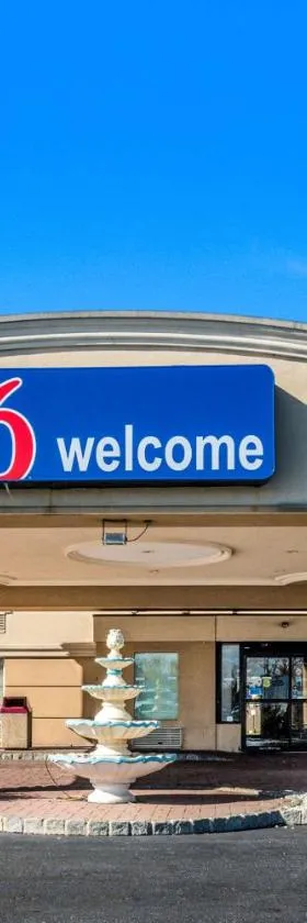 巴克斯套房酒店，位于莱维顿的酒店