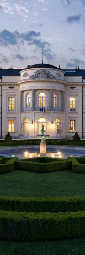 Károlyi Kastély Hotel & Restaurant，位于Fehérvárcsurgó的酒店