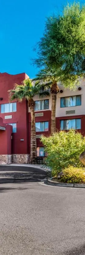 Red Lion Inn & Suites Goodyear，位于嘉年的酒店