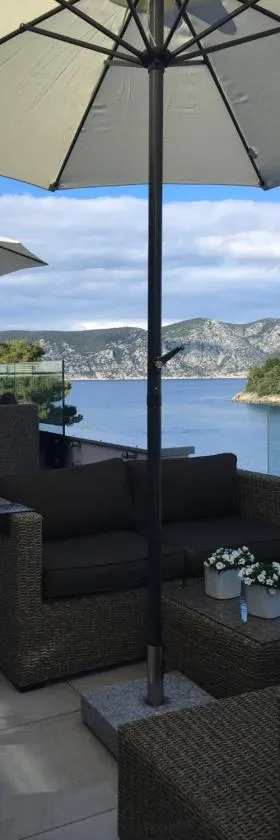 High View-A Seaside Villa With Huge Jacuzzi，位于拉茨斯切的酒店