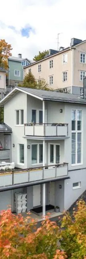 Villa Rajaportti 1st&2nd floor Loft with lakeview and free front door parking with electric car plug，位于坦佩雷的酒店