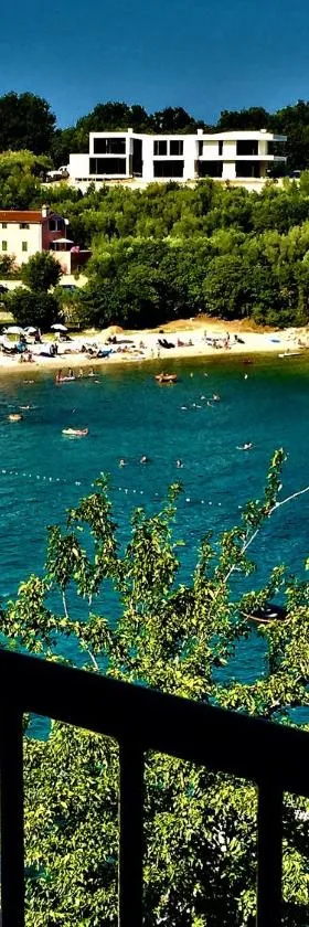 VILLAMAR beachfront apartments with FREE private parking，位于拉巴克的酒店