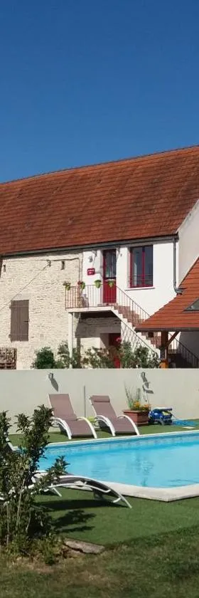 La Maison Rouge Ladoix - Proche Beaune，位于Ladoix Serrigny的酒店