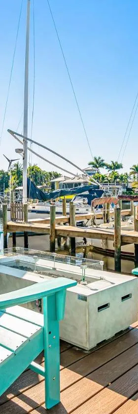 Latitude 26 Waterfront Boutique Resort - Fort Myers Beach，位于迈尔斯堡海滩的酒店