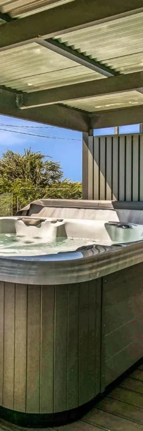 Gokus Shack Rural and water views with a spa，位于Corinella的酒店