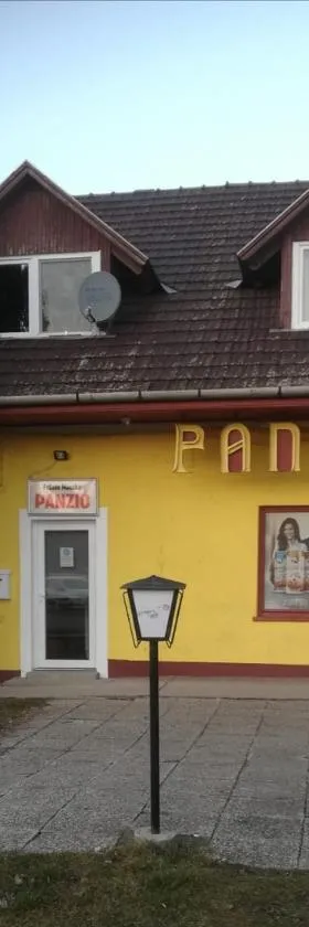 黑猫旅馆，位于塔塔的酒店