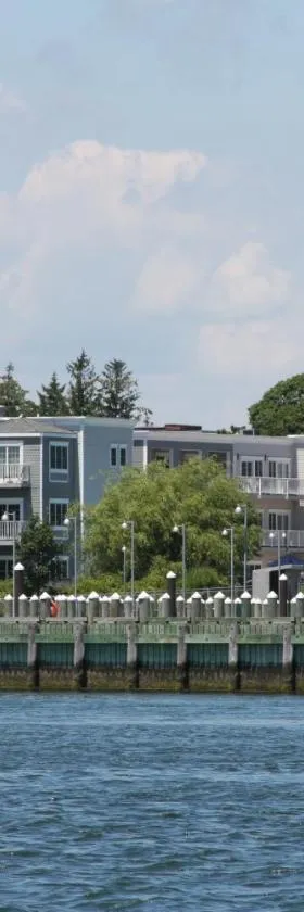 The Harbor Front Inn，位于格林波特的酒店