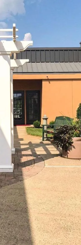 汤姆斯河会议中心克拉丽奥酒店，位于汤姆斯河的酒店