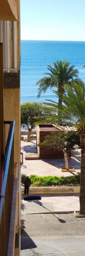 Sunny apartment near the beach，位于圣波拉的酒店