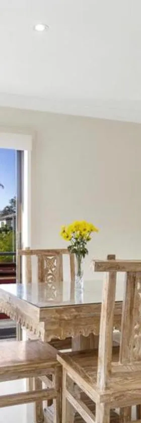 Coconuts - 2 balconies and stroll to choice of 2 beaches，位于尼尔森湾的酒店
