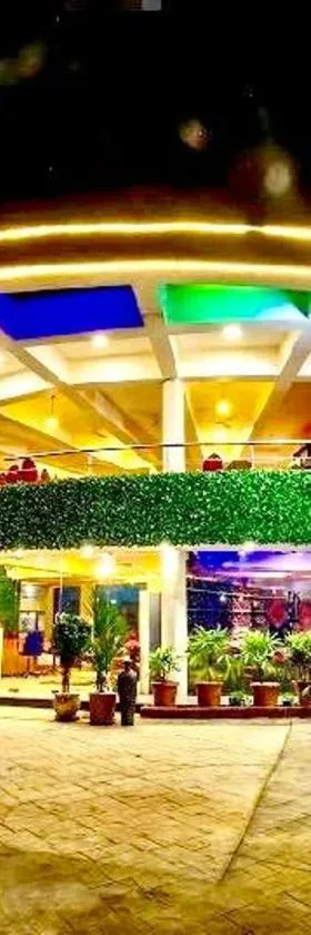 The Center Court Resort & Spa，位于瓦尔恰的酒店