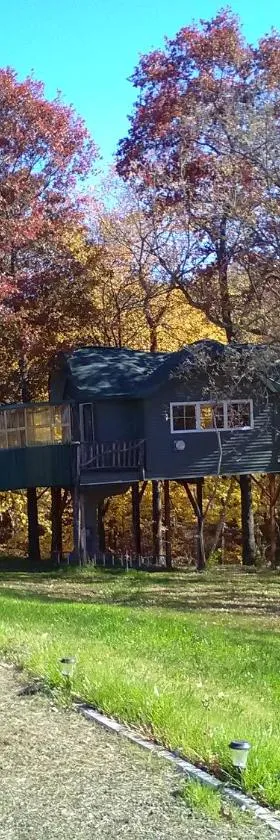 Peaceful Valley Haven Tree House，位于Westby的酒店