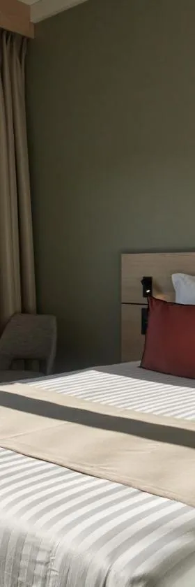 Hôtel Akena Troyes - La Chapelle St-Luc，位于特鲁瓦的酒店