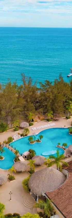 La Ensenada Beach Resort，位于特拉的酒店