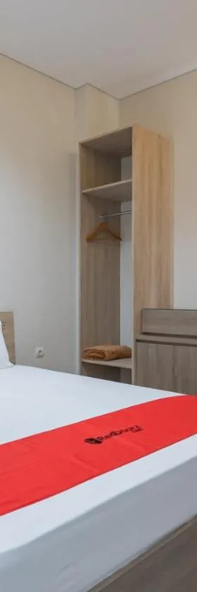 RedDoorz Plus @ Cirebon City Center，位于井里汶的酒店