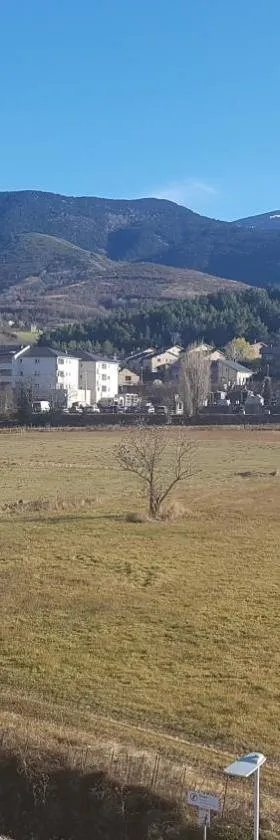 Loft mansardé du train jaune avec vue sur les montagnes，位于赛拉古斯的酒店
