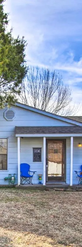 Dog-Friendly Bartlesville Retreat with Yard!，位于巴特尔斯维尔的酒店