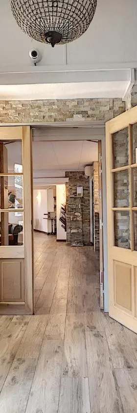 勒沙尔登布鲁酒店，位于圣马克西姆的酒店