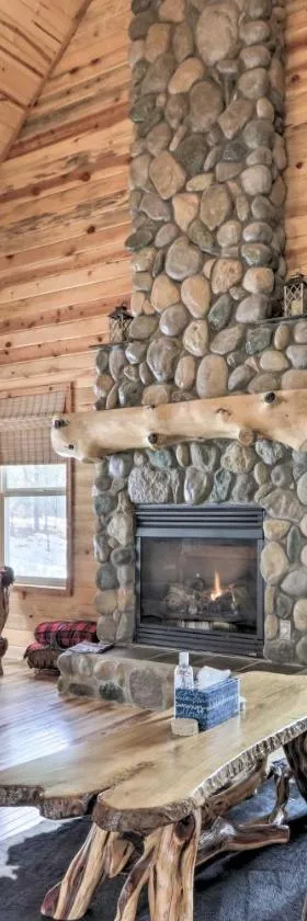 Fire Pit and Game Room Heber-Overgaard Cabin!，位于Heber的酒店