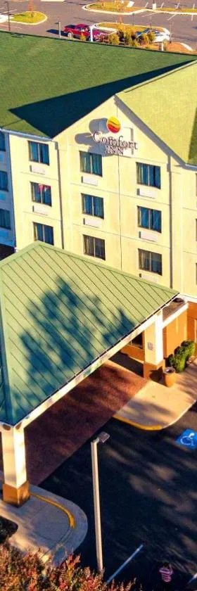Comfort Inn Near Quantico Main Gate North，位于邓弗里斯的酒店