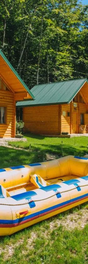 Waterfall Rafting Center，位于Šćepan-Polje的酒店