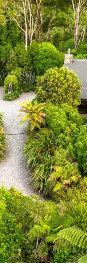 Paparoa Beach Hideaway with Hot Tub，位于巴里敦的酒店