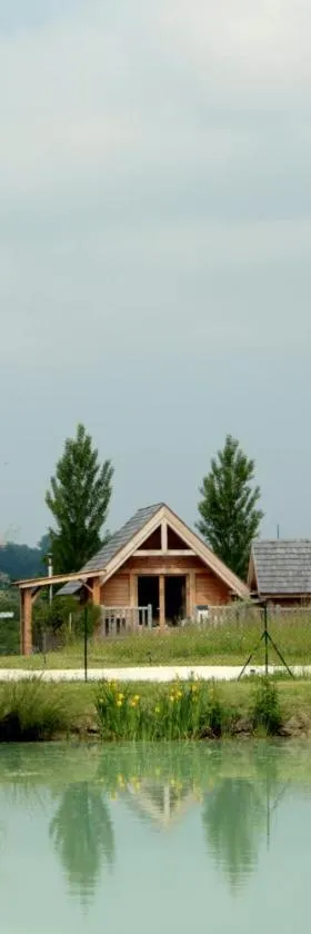 Shanti Lac Cabanes gîtes insolites et espace bien-être Bordeaux，位于Berson的酒店
