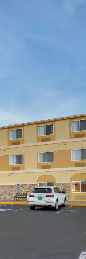 Comfort Inn & Suites Alameda at Albuquerque Balloon Fiesta Park，位于阿尔伯克基的酒店