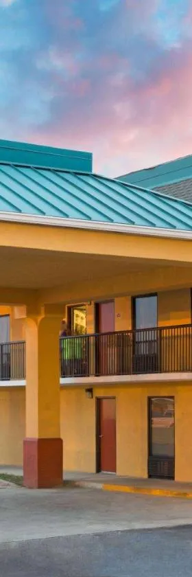Super 8 by Wyndham Orangeburg Near I-26，位于奥兰治堡的酒店