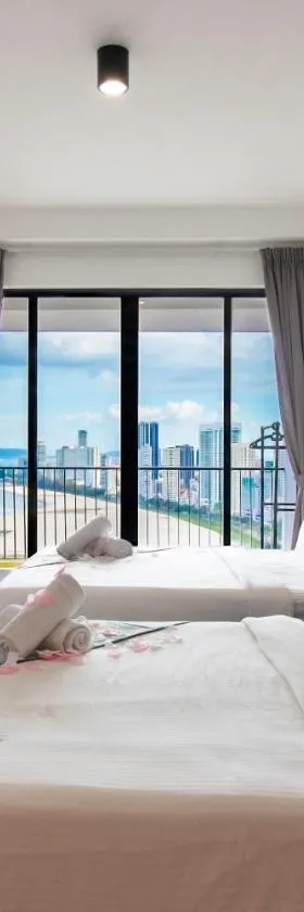 The Landmark by Katana - Your Home Away From Home，位于丹绒道光的酒店