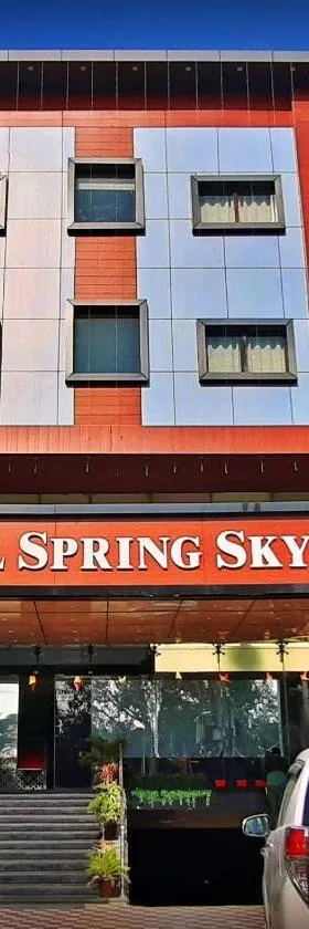Spring Sky Mughalsarai By ShriGo Hotels，位于Mughal Sarāi的酒店