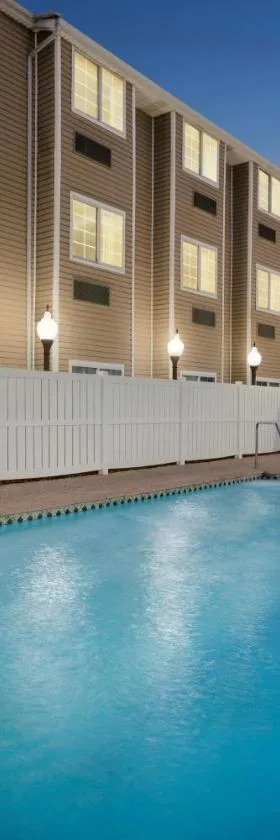 Super 8 by Wyndham San Antonio Airport North，位于圣安东尼奥的酒店