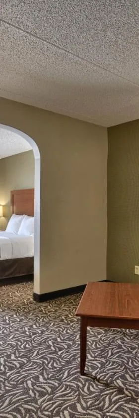 Clarion Inn & Suites - University Area，位于科特兰的酒店