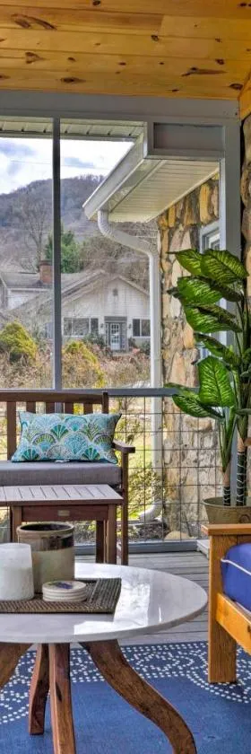 Screened Porch The Rock Cottage in Hot Springs，位于Hot Springs的酒店