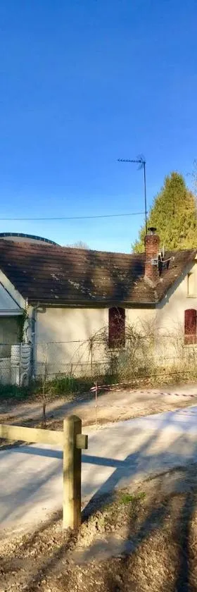 Charmante ancienne maison garde-barrière Oise 25min Roissy，位于Betz的酒店