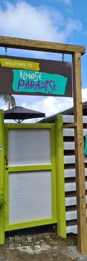 Almost Paradise Cottage Retreats，位于Sauteurs的酒店