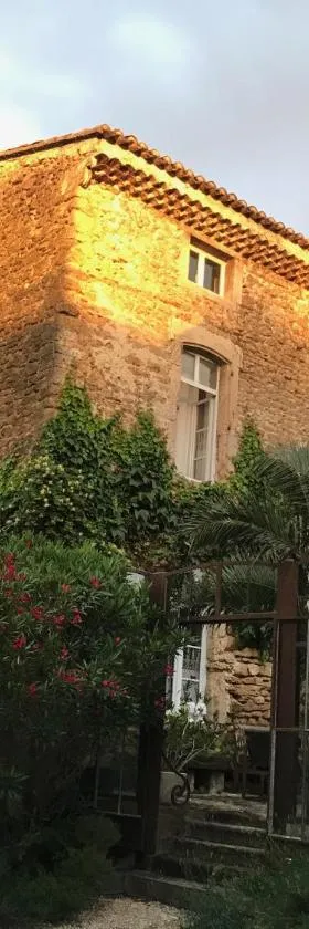 Les Aiguières en Provence，位于叙兹拉鲁斯的酒店