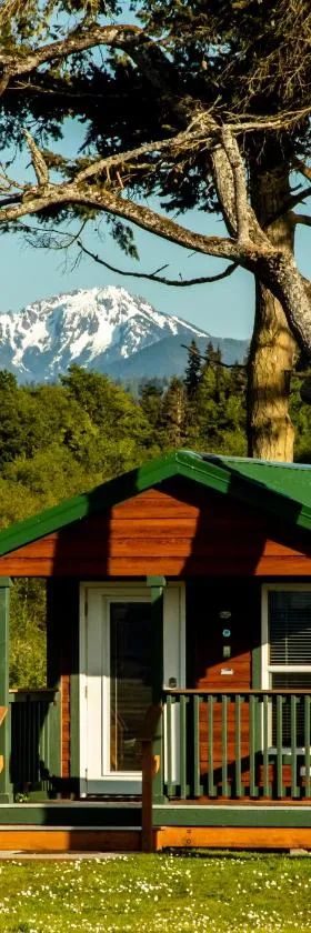 Crescent Beach and RV Park，位于安吉利斯港的酒店