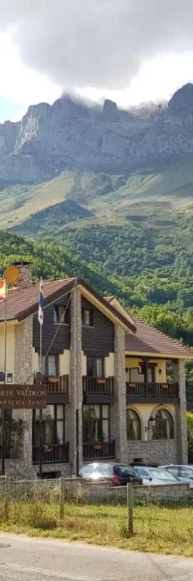 Hotel Cumbres de Valdeón，位于波萨达德瓦尔德翁的酒店