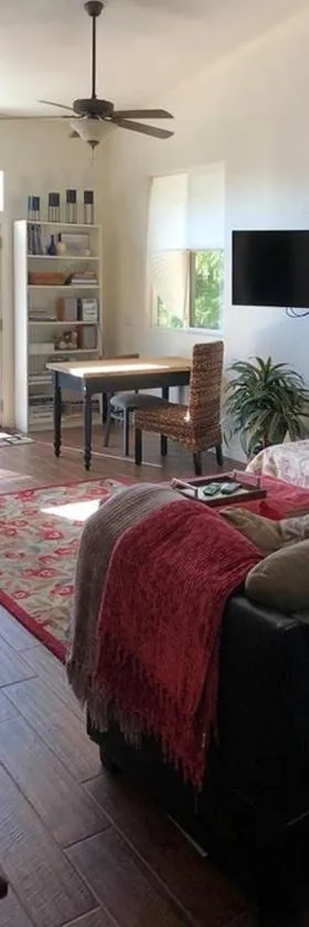 Beautiful new detached casita nestled in scenic southern CA foothills!，位于福尔布鲁克的酒店