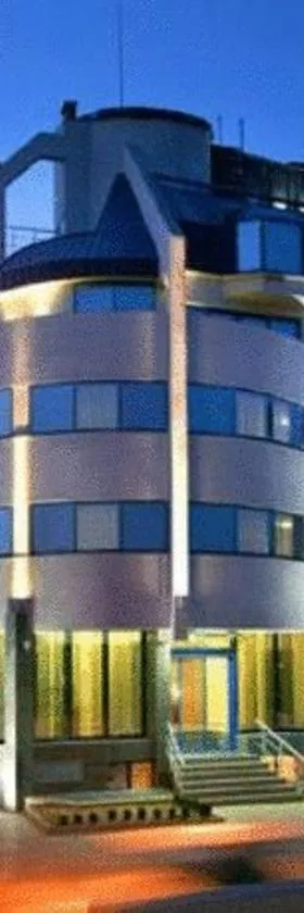 Riverside Family Hotel，位于扬博尔的酒店