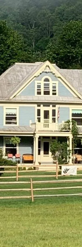 Laurel River Club Bed & Breakfast or LRCBNB，位于Dryfork的酒店