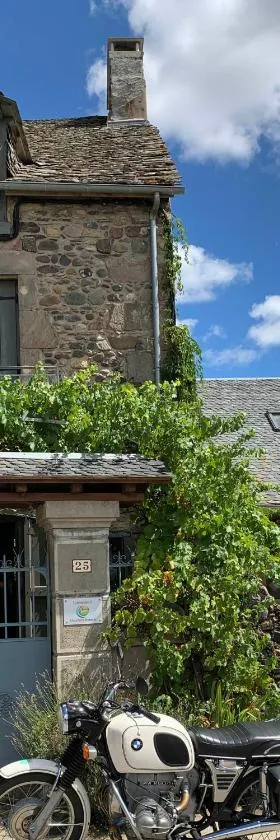 Au Pont d’Olt，位于Saint-Côme-dʼOlt的酒店