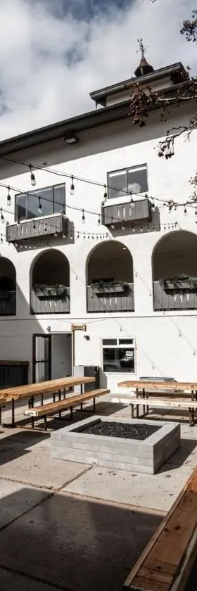 LOGE Leavenworth，位于莱文沃思的酒店