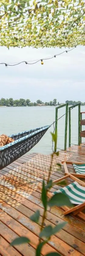 Sagando - Floating house on Sava river，位于贝尔格莱德的酒店