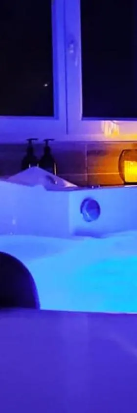 A l'Orée des pins - Gite et spa de 30 m2- Home Cinéma et massage en sup，位于屈热莱潘的酒店
