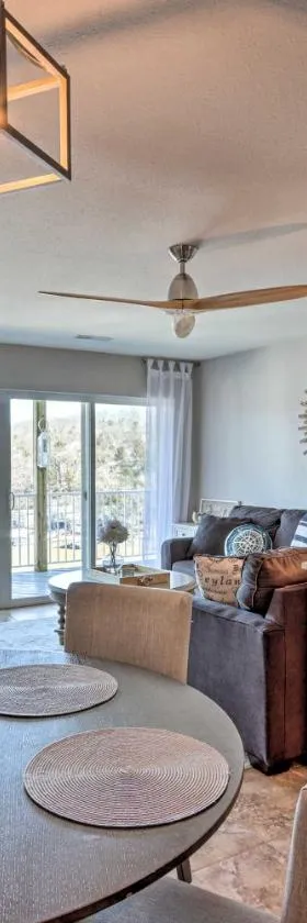 Serenity at the Lake Ozarks Gem with Pool Access，位于卡姆登顿的酒店