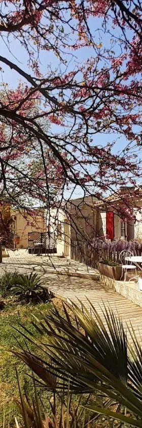Logis Hôtel Restaurant Le Clos des Capitelles，位于Uchaud的酒店