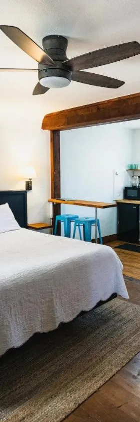 Left Coast Lodge - Pet Friendly，位于姊妹城的酒店
