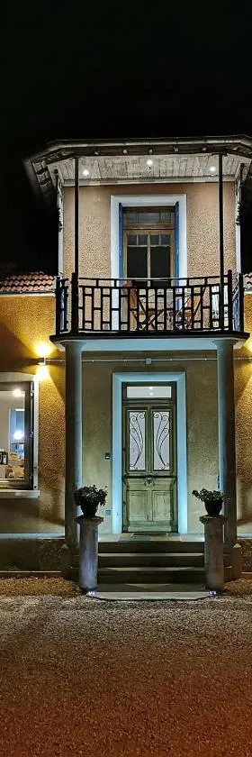 La Maison Fleur de Frangipanier，位于Saint-Genix-sur-Guiers的酒店